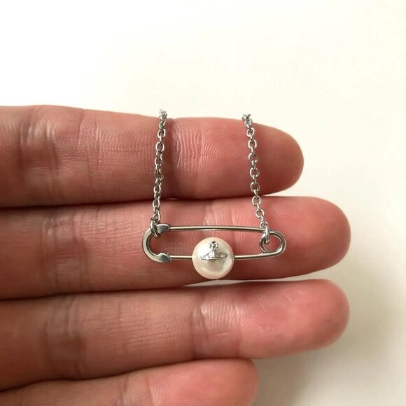 Vivienne Westwood Safety Pin White Pearl Orb Charm Nana Bracelet - Picture 4 of 5